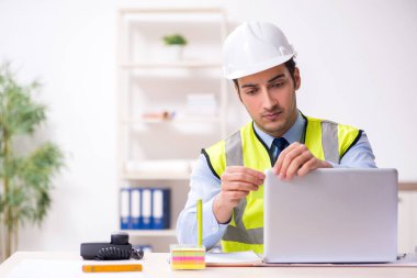 Ofiste çalışan genç erkek mimar.