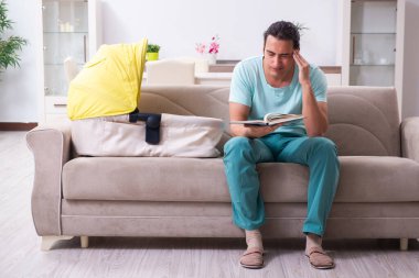 Genç erkek ebeveyn yeni doğan bebeğe evde bakıyor.