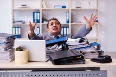 Genç bir erkek işçi aşırı işten memnun değil.