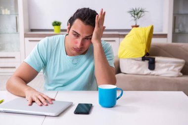 Genç erkek ebeveyn yeni doğan bebeğe evde bakıyor.