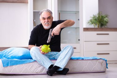 Emeklilik konseptinde mutsuz yaşlı bir adam.