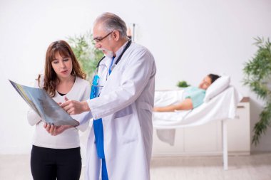 Genç eş hasta kocasını klinikte ziyaret ediyor.