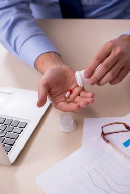 Hasta erkek çalışan işyerinde acı çekiyor.