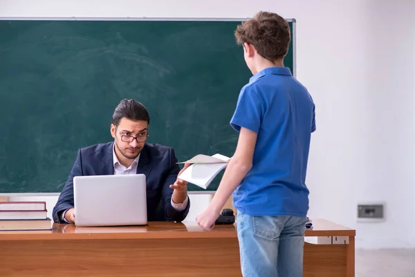 Giovane insegnante e scolaro maschio in classe — Foto Stock