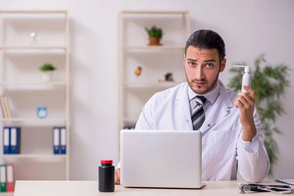 Junger Arzt arbeitet in der Klinik — Stockfoto