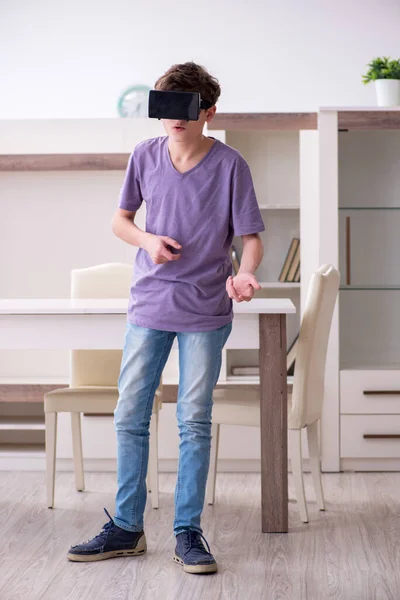 Colegial con gafas virtuales en casa — Foto de Stock