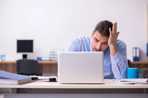 Sick male employee suffering at workplace — Stock Photo, Image