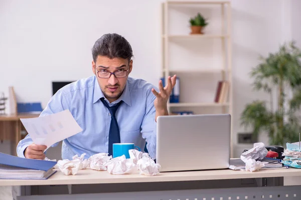 Trabalhador masculino doente que sofre no local de trabalho — Fotografia de Stock