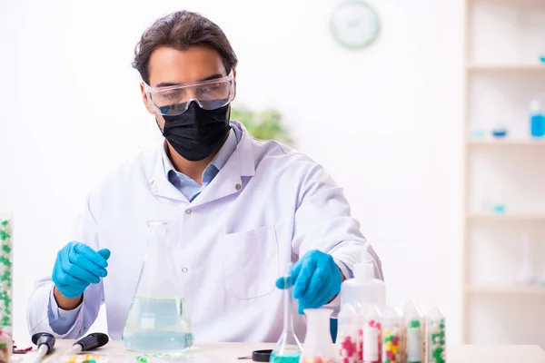 Junger männlicher Chemiker im Konzept der Drogensynthese — Stockfoto