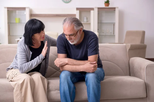 Ouderpaar heeft ruzie thuis — Stockfoto