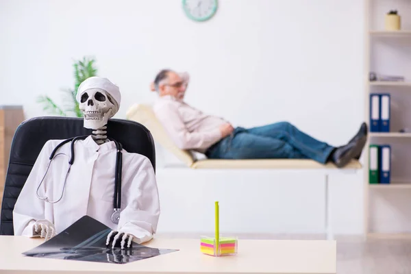 Old man visiting dead doctor radiologist — Stock Photo, Image