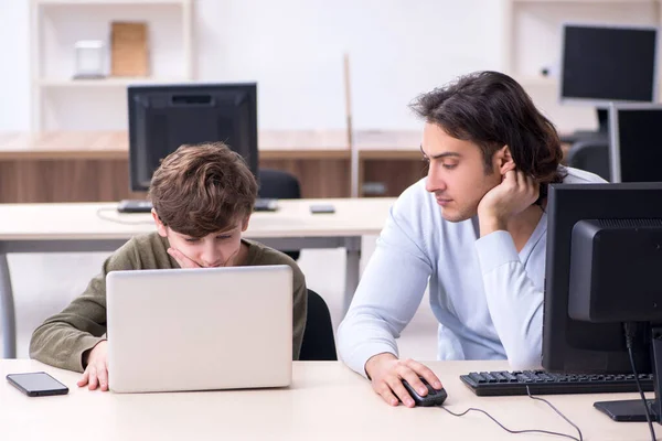 Padre e hijo en el concepto —  Fotos de Stock