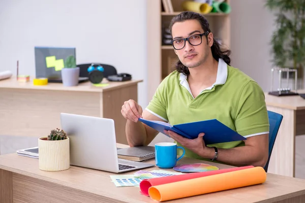 Jovem designer do sexo masculino trabalhando no escritório — Fotografia de Stock