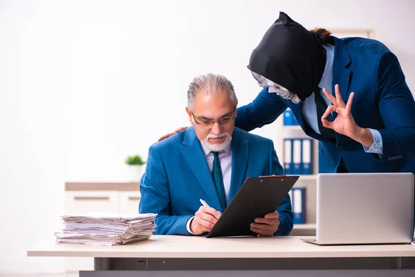 Viejo empleado de negocios consiguiendo trato con el diablo —  Fotos de Stock