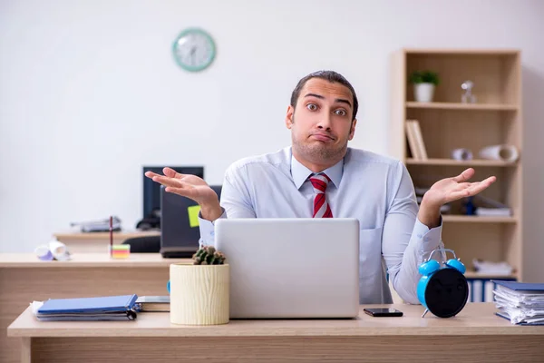 Ung manlig anställd i time management koncept — Stockfoto