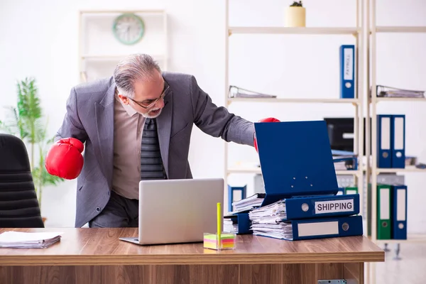 Geschäftsmann wütend und wütend am Arbeitsplatz — Stockfoto