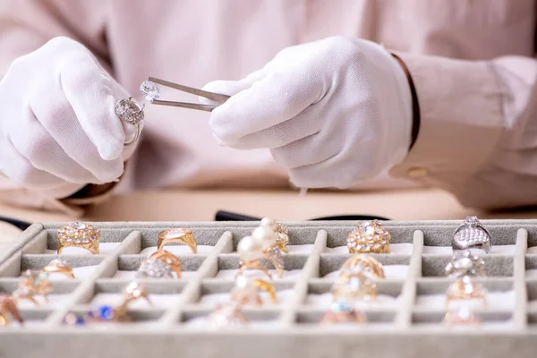 Yaşlı erkek kuyumcu atölyede.