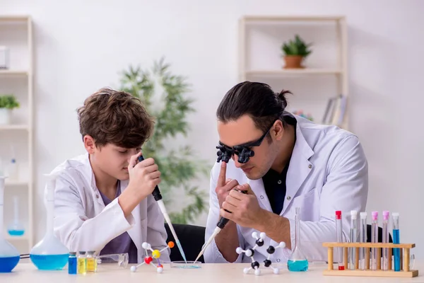Młody ojciec i syn chemicy w laboratorium — Zdjęcie stockowe
