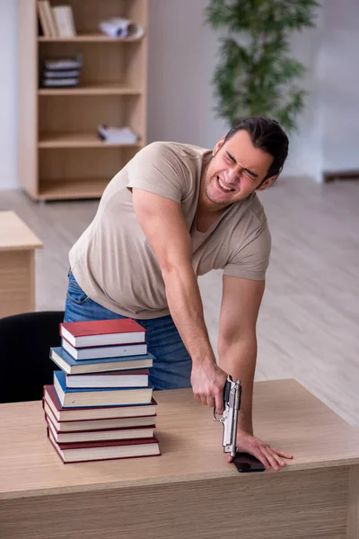 Jeune étudiant de sexe masculin se préparant aux examens à la bibliothèque — Photo