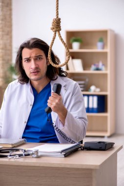 Genç erkek doktor hastanede intihar ediyor.