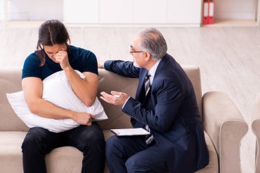 Genç adam yaşlı erkek psikoloğu ziyaret ediyor.