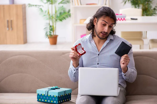 Giovane uomo di successo che fa proposta di matrimonio via internet — Foto Stock