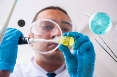 Laboratuvarda çalışan genç bir kimyager.