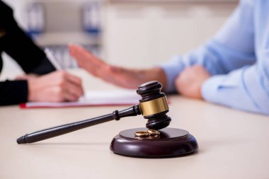 Boşanma konseptinde genç bir çift