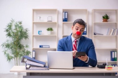 Ofiste çalışan komik bir palyaço.