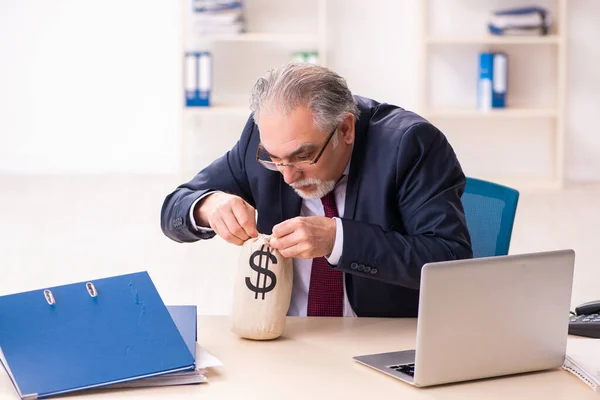 Old businessman employee in bankruptcy concept — Stock Photo, Image