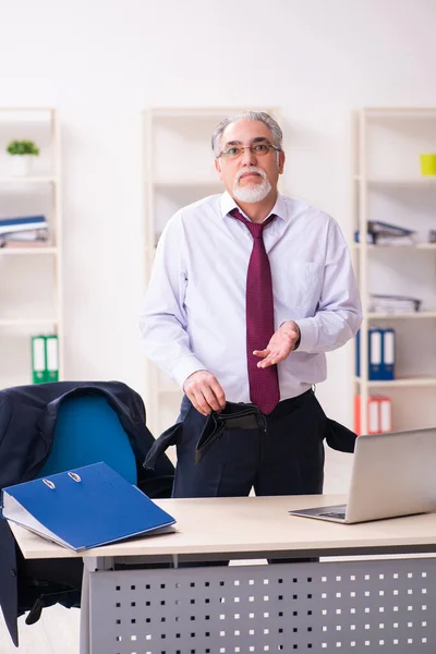 Oud zakenman werknemer in faillissement concept — Stockfoto