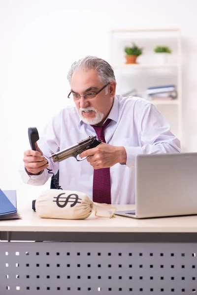 Gammal affärsman anställd i konkurs koncept — Stockfoto