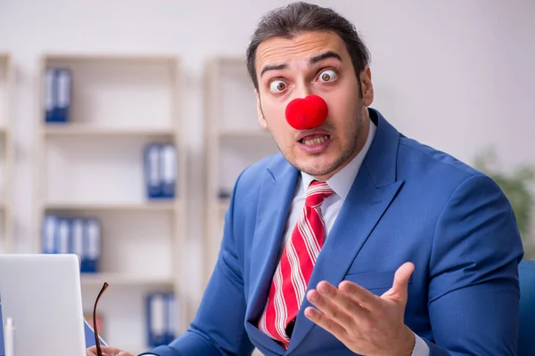 Palhaço de empregado engraçado trabalhando no escritório — Fotografia de Stock