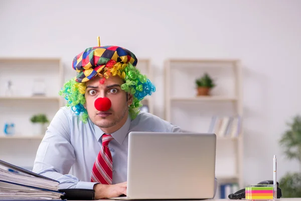 Смішний співробітник клоун працює в офісі — стокове фото