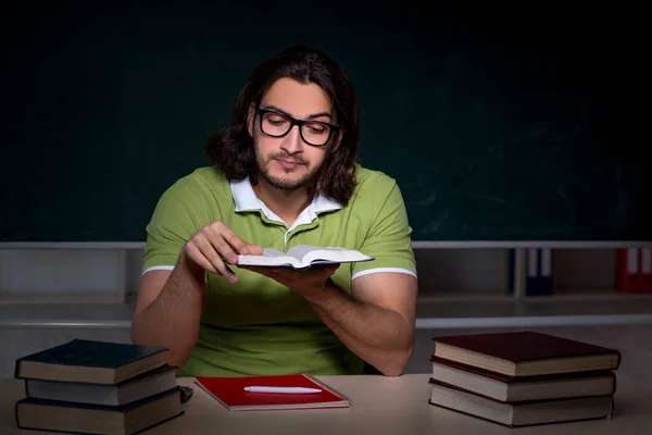 Junge männliche Schüler bereiten sich im Klassenzimmer auf Prüfungen vor — Stockfoto