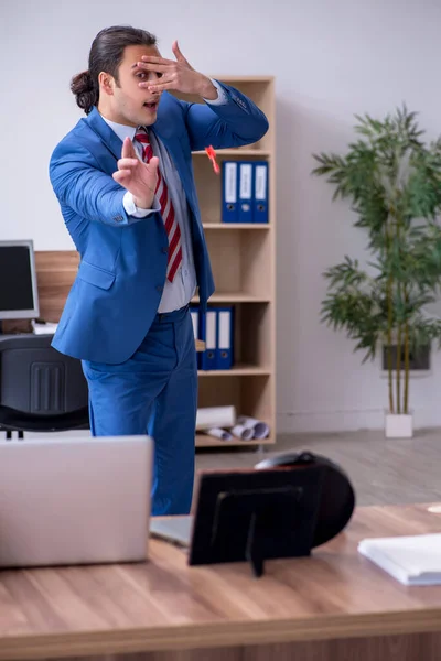 Ung manlig anställd spelar dart på kontoret — Stockfoto