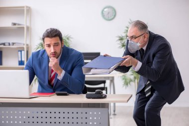 Salgın sırasında işyerinde iki çalışan