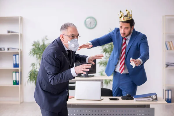 Deux employés sur le lieu de travail pendant la pandémie — Photo