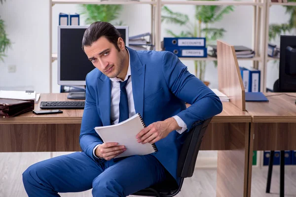 Joven hombre de negocios empleado en el lugar de trabajo — Foto de Stock