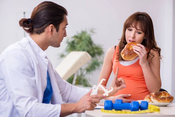 Mujer embarazada visitando médico ginecólogo masculino — Foto de Stock