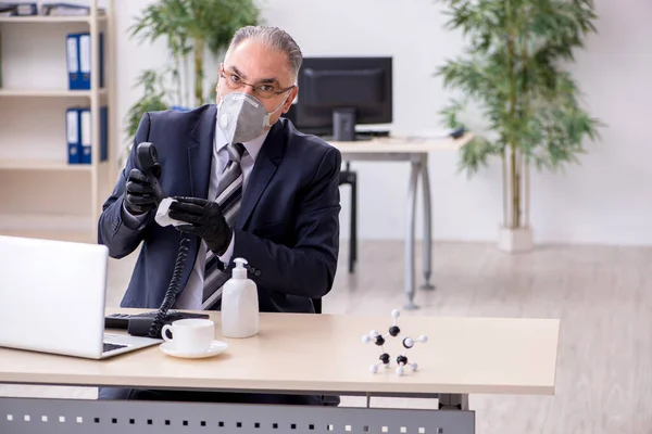 Viejo empleado jefe trabajando durante pandemia —  Fotos de Stock