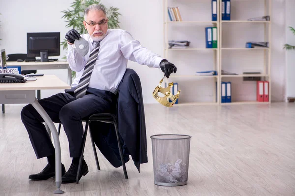 Viejo empleado jefe trabajando durante pandemia —  Fotos de Stock