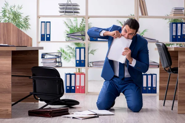 Junger männlicher Angestellter am Arbeitsplatz — Stockfoto