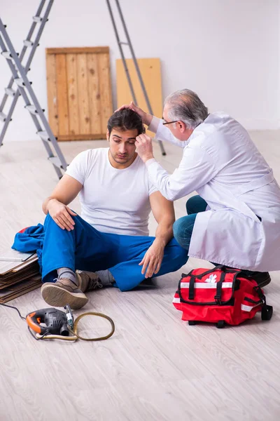 Ervaren paramedicus helpt werkman gebeten door slang — Stockfoto