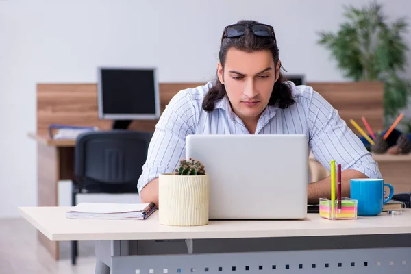 Jovem homem de negócios empregado trabalhando no escritório — Fotografia de Stock