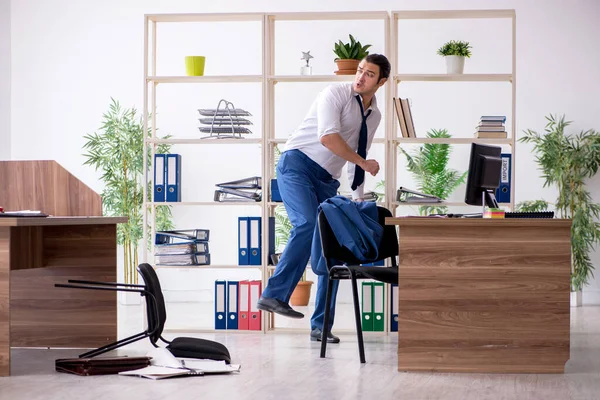 Jovem homem empresário empregado no local de trabalho — Fotografia de Stock