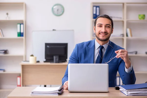 Jonge mannelijke zakenman werknemer werkzaam in het kantoor — Stockfoto