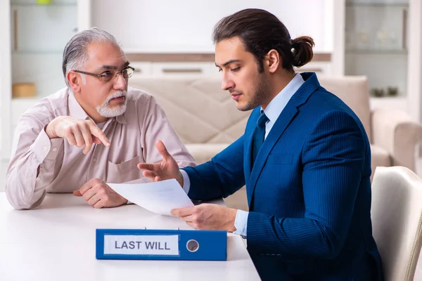 Joven abogado varón visitando anciano en concepto testamento — Foto de Stock