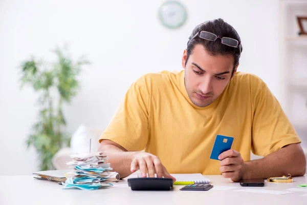 Joven en concepto de planificación presupuestaria —  Fotos de Stock