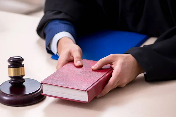 Jonge mannelijke rechter in het gerechtsgebouw — Stockfoto